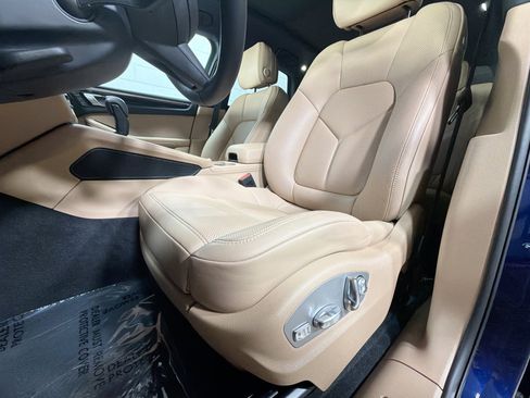 Certified 2026 Porsche Macan AWD/4WD image 5