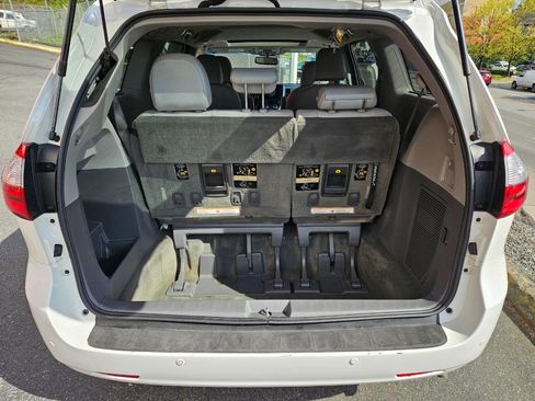 Used 2015 Toyota Sienna XLE w/ XLE Navigation Package image 15