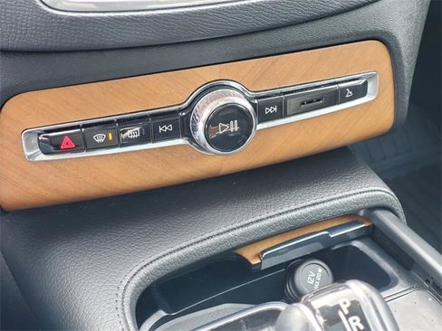 Used 2021 Volvo XC90 T6 Momentum w/ Climate Package image 24