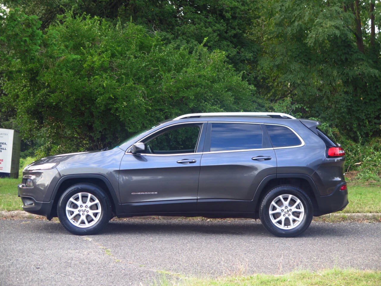 Used 2016 Jeep Cherokee Latitude AWD/4WD image 2
