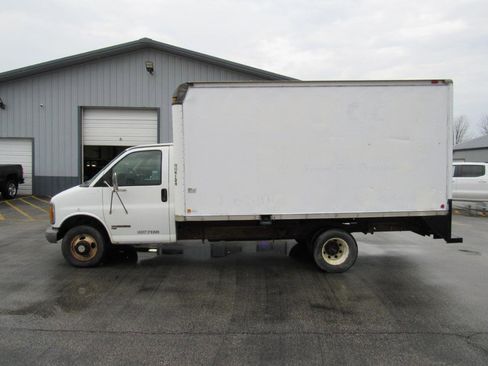Used 1998 GMC Savana 3500 image 2