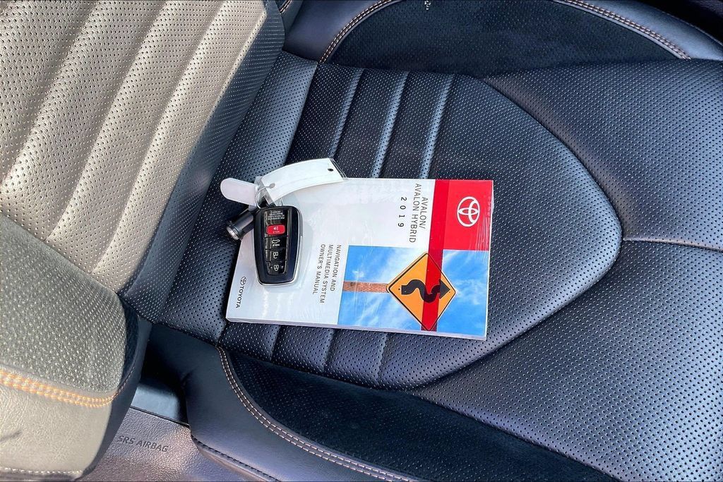 Used 2019 Toyota Avalon XSE FWD image 11