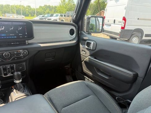 Used 2025 Jeep Wrangler Unlimited Sahara AWD/4WD image 46