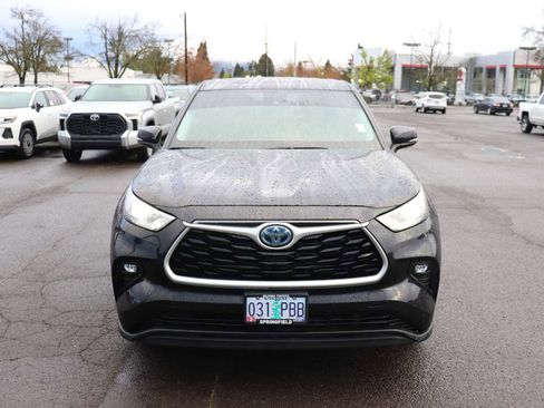 Used 2023 Toyota Highlander LE image 2