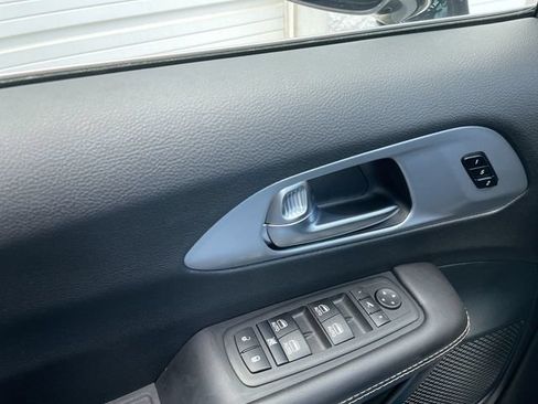 Used 2026 Chrysler Pacifica Limited FWD image 13