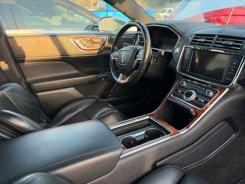 Used 2018 Lincoln Continental Select image 30