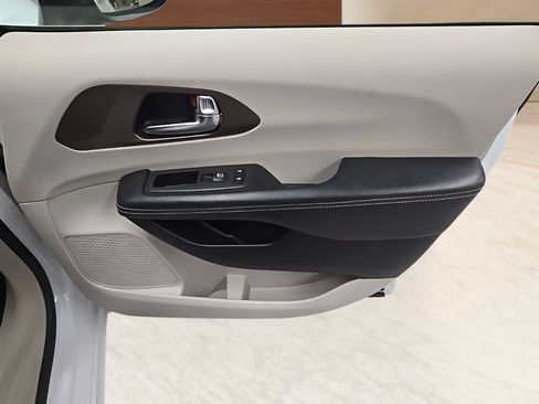 Used 2022 Chrysler Voyager LX FWD image 22