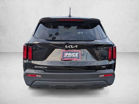 Used 2023 Kia Sorento LX image 4
