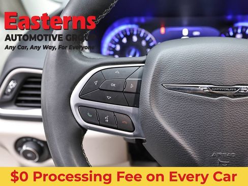 Used 2023 Chrysler Pacifica Touring-L FWD image 15