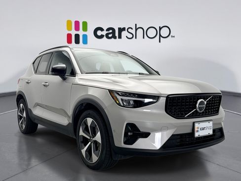 Used 2025 Volvo XC40 B5 Plus AWD/4WD image 7