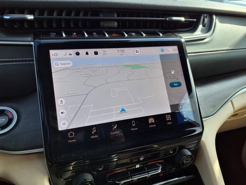 Certified 2024 Jeep Grand Cherokee Limited image 18