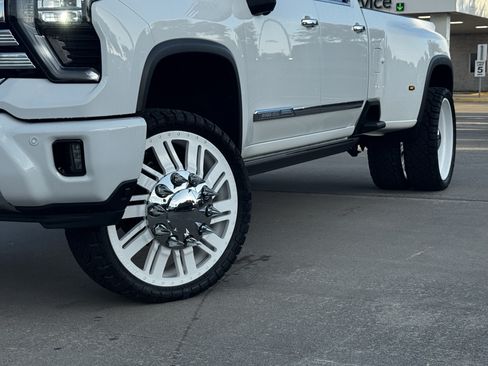 Used 2025 Chevrolet Silverado 3500 High Country w/ High Country Premium Package AWD/4WD image 3