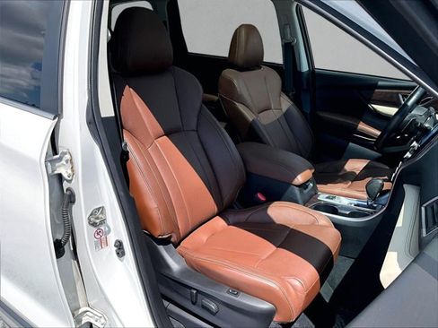 Used 2019 Subaru Ascent Touring AWD/4WD image 9
