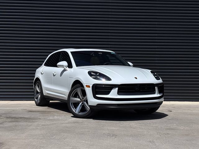 Certified 2026 Porsche Macan AWD/4WD image 9