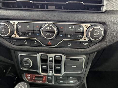 Used 2025 Jeep Wrangler Unlimited Sport AWD/4WD image 19