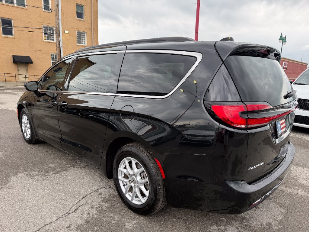 Used 2022 Chrysler Pacifica Touring-L FWD image 4