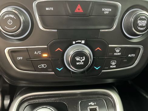 Used 2020 Jeep Compass Latitude w/ Cold Weather Group AWD/4WD image 19
