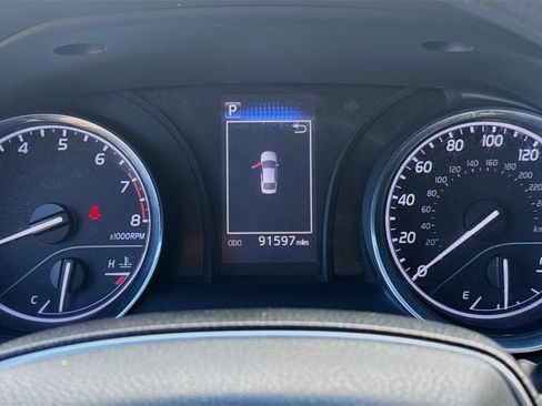 Used 2020 Toyota Camry LE FWD image 11