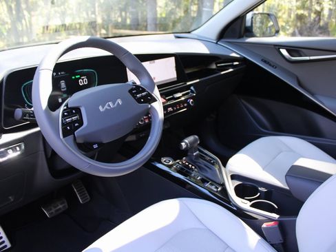 New 2025 Kia Niro EX Touring image 19