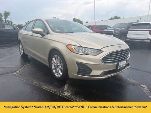 Used 2019 Ford Fusion SE FWD image 2