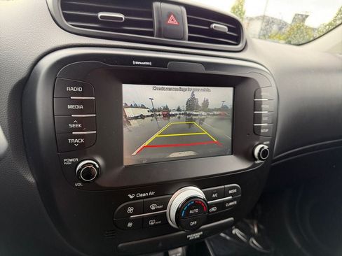 Used 2018 Kia Soul + FWD image 17
