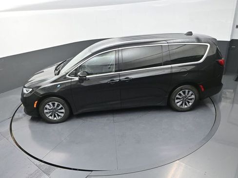 Used 2023 Chrysler Pacifica Touring-L FWD image 25