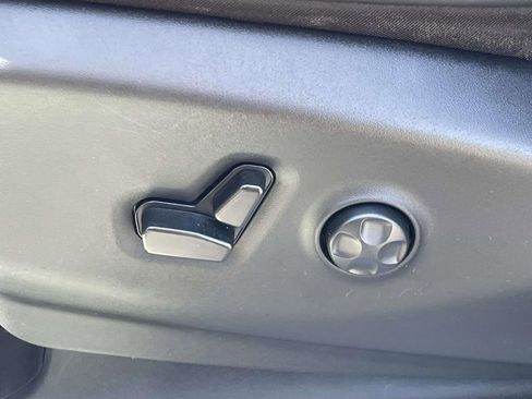 Used 2023 Chrysler Pacifica Touring-L FWD image 19