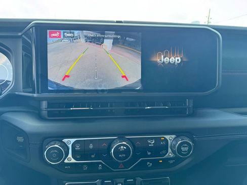 Used 2024 Jeep Wrangler Unlimited Rubicon AWD/4WD image 16