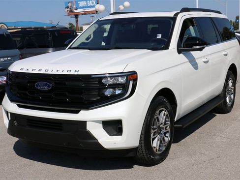 New 2025 Ford Expedition Active image 2