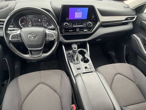 Used 2024 Toyota Highlander LE FWD image 13