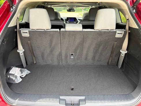 Used 2024 Toyota Highlander XLE AWD/4WD image 49