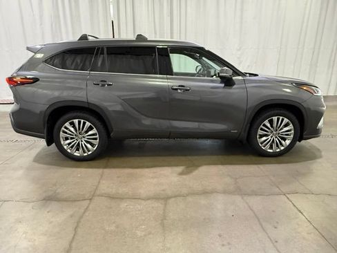 Certified 2024 Toyota Highlander Platinum AWD/4WD image 3