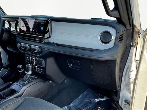 Used 2024 Jeep Wrangler Sahara image 17