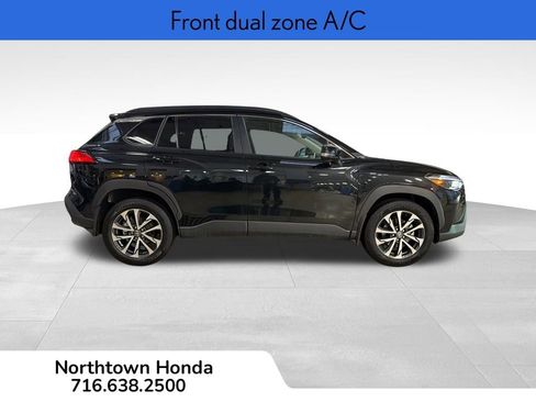 Used 2025 Toyota Corolla Cross XLE image 3