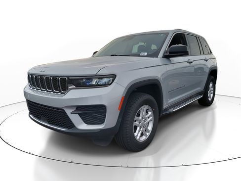 Used 2024 Jeep Grand Cherokee Laredo image 3