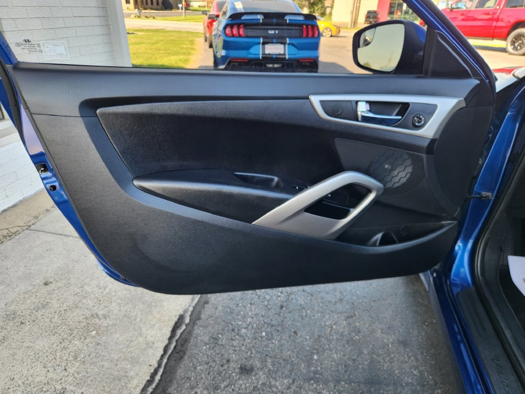 Used 2016 Hyundai Veloster FWD image 15