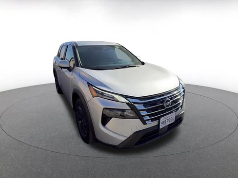 Used 2025 Nissan Rogue SV FWD image 3