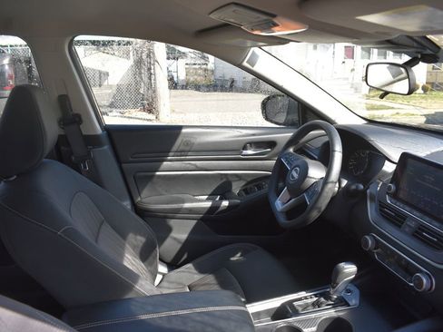 Used 2025 Nissan Altima 2.5 SV image 21