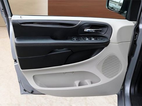 Used 2019 Dodge Grand Caravan SXT image 10