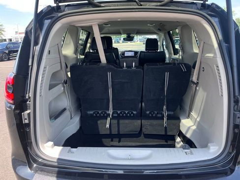 Used 2023 Chrysler Pacifica Touring-L FWD image 21