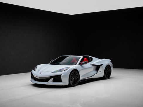 Used 2024 Chevrolet Corvette Z06 RWD image 6