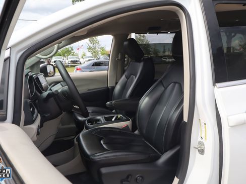 Used 2023 Chrysler Pacifica Touring-L FWD image 11