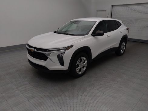 Used 2025 Chevrolet Trax LS FWD image 2