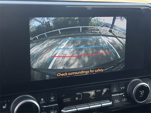 Used 2024 Toyota Highlander XLE image 17