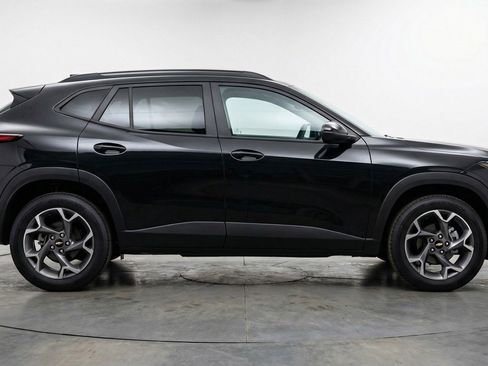Used 2025 Chevrolet Trax LT image 9