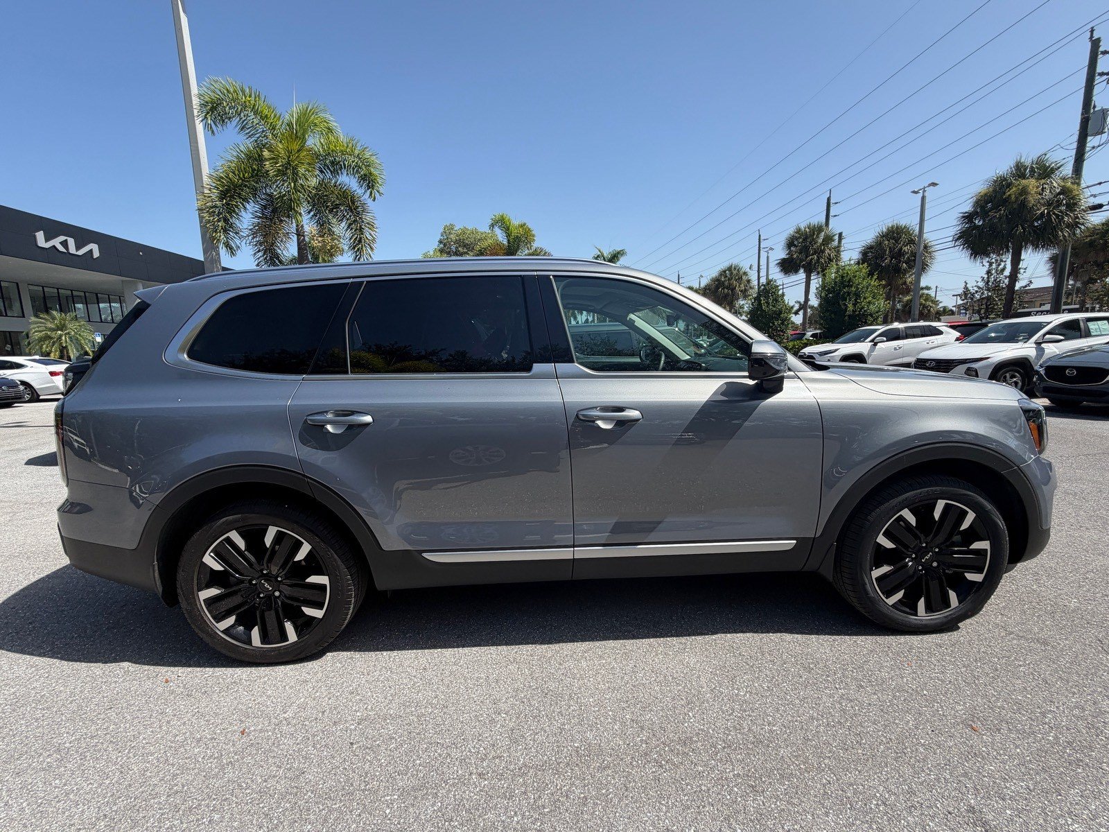 Used 2025 Kia Telluride SX w/ SX Captain's Chair Package FWD image 8