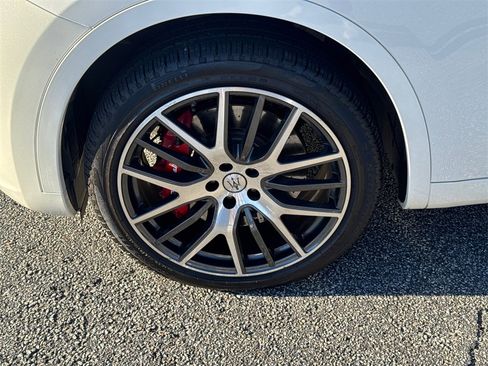 Used 2022 Maserati Levante Modena image 11