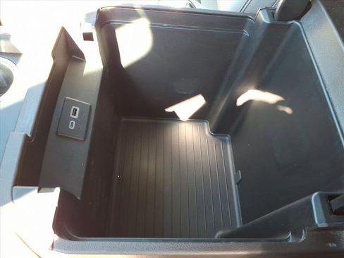 Used 2023 GMC Yukon XL SLT w/ SLT Premium Package image 17