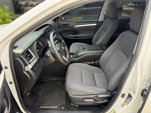 Used 2019 Toyota Highlander LE FWD image 13