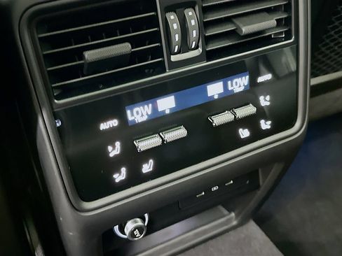 Certified 2025 Porsche Cayenne AWD/4WD image 27